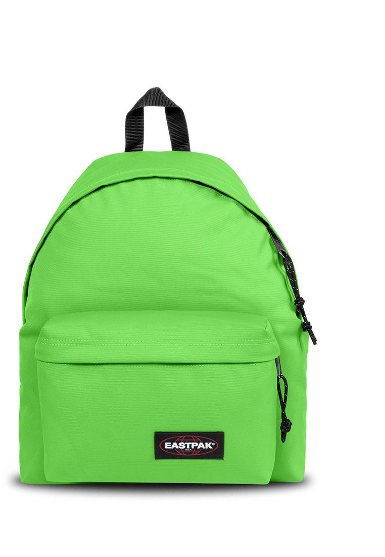 Ljusgrön nylonryggsäck med rundad form, bärhandtag upptill, framfickzip och svart logotypapplikation. Justerbara remmar för komfort.