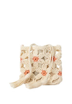 Petit sac à main beige en crochet avec des motifs floraux orange, fermeture à cordon et pampilles décoratives sur fond blanc.