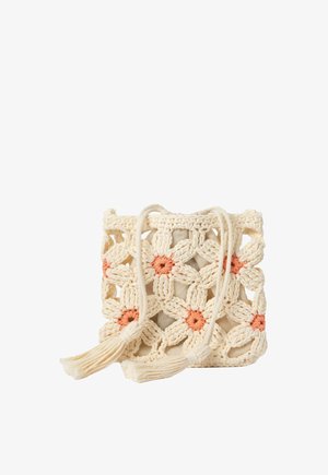 Petit sac à main beige en crochet avec des motifs floraux orange, fermeture à cordon et pampilles décoratives sur fond blanc.