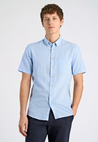 Lichtblauw overhemd met korte mouwen, vertical witte strepen, button-down kraag, voorzak en bruine knopen. Glad stofstructuur.