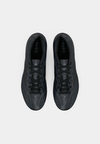 Μαύρα αθλητικά παπούτσια με ομαλό, κομψό σχεδιασμό, με υφή επιφάνειες, επίπεδα κορδόνια και το λογότυπο "COPA" στην εσωτερική σόλα.