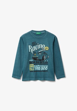 Chemise à manches longues turquoise avec un graphique de voiture de course et un texte sur un événement de motorsport "Sprint Cup Cars 500" à l'avant.