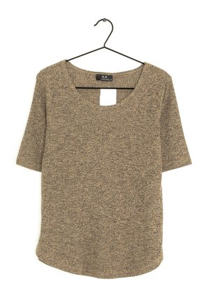 Braunes gestricktes Kurzarm-Top mit Rundhalsausschnitt, das an einem schwarzen Drahtbügel vor weißem Hintergrund hängt.