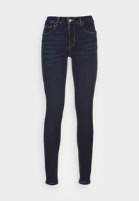 Jeans ajustados de color azul oscuro con botón frontal, cierre de cremallera, bolsillos delanteros y traseros, y sutiles detalles deslavados.
