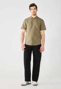 Pier One by Zalando - LINEN MIX BLEND 2 PACK - Camicia - black/olive Immagine in miniatura 1