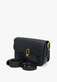 Černá kožená crossbody taška se zlatou sponou, plochý design a dvě nastavitelné popruhy. Hladký povrch bez viditelných vzorů nebo akcentů.