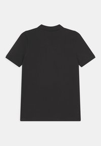 Černé polo tričko s krátkými rukávy, vyrobené z hladkého materiálu. Obsahuje klasický límeček a standardní střih bez ozdob.