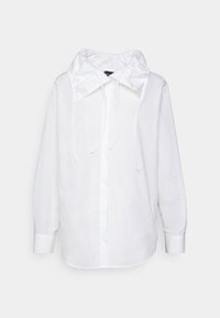 Camicia bianca con cappuccio arricciato e cordini, maniche lunghe e chiusura a bottoni. Realizzata in un tessuto leggero e morbido.