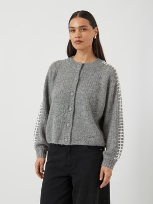 Cardigan grigio a maglia con collo rotondo, bottoni frontali e dettagli in pizzo bianco decorativo lungo le maniche. Tessuto testurizzato e morbido.