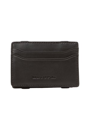 Dunkelbrauner Lederkartenhalter mit drei Kartenfächern und geprägtem Marc O'Polo-Logo auf der Vorderseite.