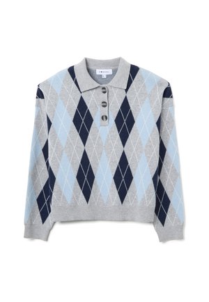 Maglione grigio a maglia con colletto a polo, caratterizzato da un motivo a rombi in blu navy, azzurro chiaro e grigio. Chiusura a tre bottoni al collo.