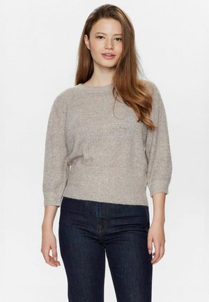 Hellgrauer Strickpullover mit rundem Ausschnitt, Dreiviertelärmeln und lässigem Schnitt, kombiniert mit dunklen Jeans. Weiche Textur mit dezentem Glanz.
