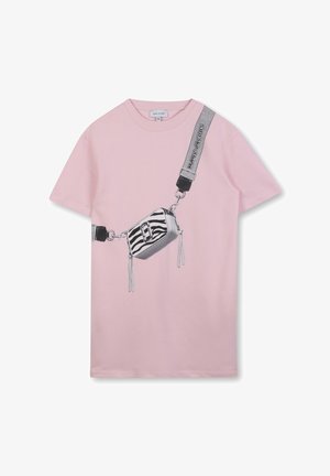 Roze katoenen t-shirt met een grafische afbeelding van een zilveren tas met zebraprint en een strap, versierd met franjes en "Marc Jacobs" merknaam.