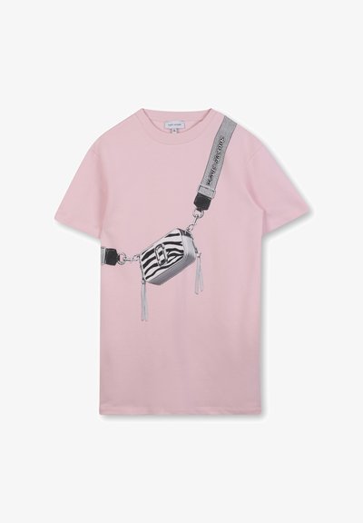 T-shirt en coton rose avec un graphique d'un sac à rayures zèbre argenté avec une bandoulière, orné de pompons et de la marque "Marc Jacobs".