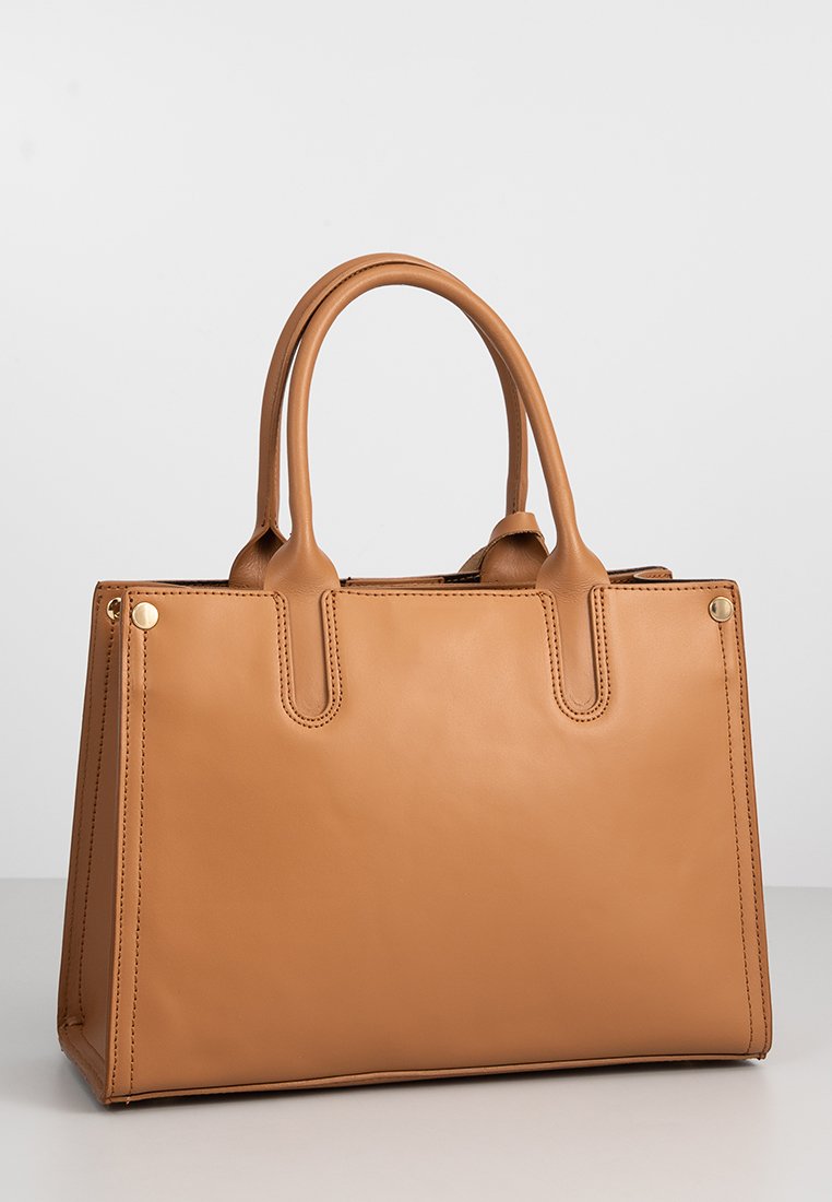 Rechteckige Handtasche aus braunem Leder mit doppelten Griffen und goldfarbenen Knopfdetails auf einem schlichten Hintergrund.