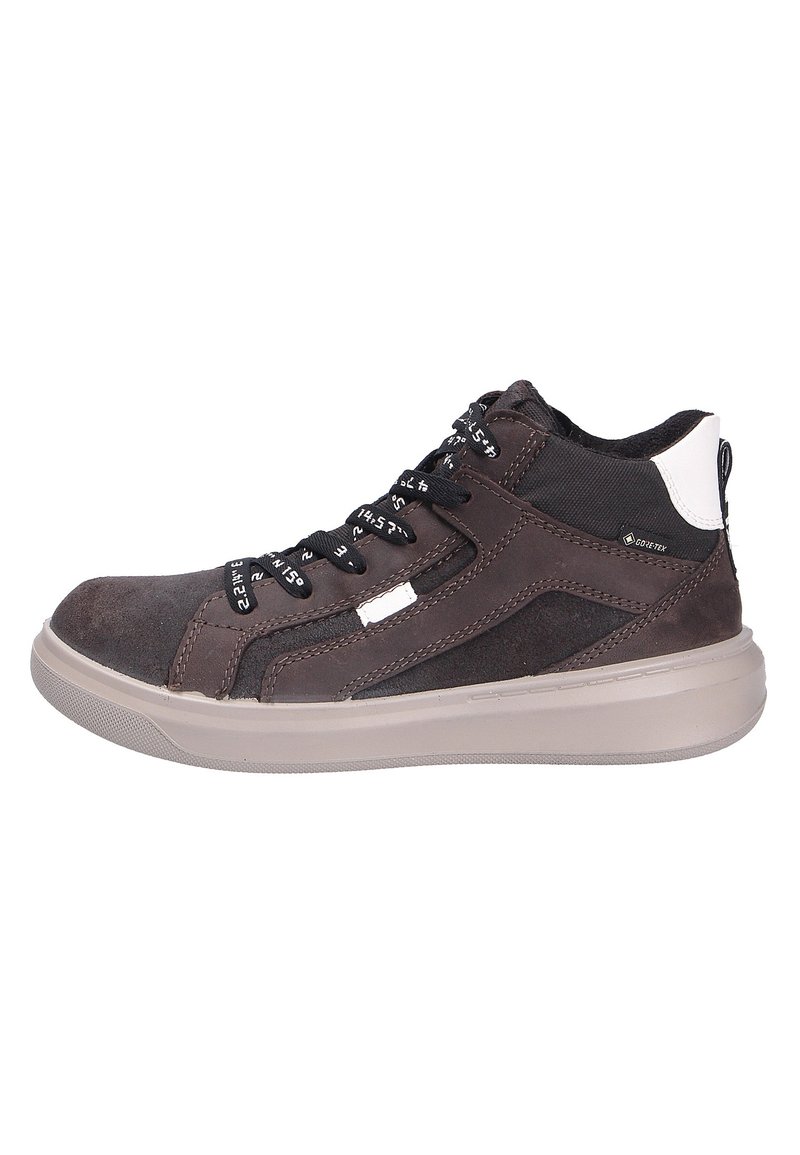 Brązowe skórzane sneakersy wysokie z czarnymi sznurówkami, z tekstowym detalem na sznurówkach oraz szarym gumowym podeszwą. Wyróżnia się białym akcentem na pięcie.