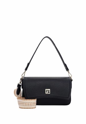 Černá kožená kabelka s texturovaným povrchem, zdobená zlatým logem, béžovým pleteným popruhem a strukturovaným tvarem. Navržena pro všestrannost.