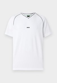 Balta sportinė marškinė su V formos iškirpte, trumpomis rankovėmis, tekstūriniu tinkliniu audiniu ir juodomis detalėmis ant iškirptės ir krūtinės logotipo.
