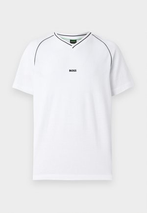 Witte sport T-shirt met v-hals, korte mouwen, textuur van mesh stof en zwarte accenten op de halslijn en het logo op de borst.