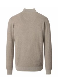 Beiger Strickpullover mit langen Ärmeln und geripptem Kragen, Bündchen und Saum, von hinten auf weißem Hintergrund gezeigt.