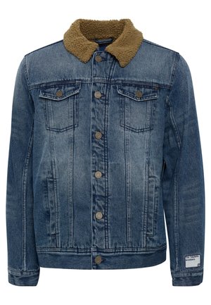 Jeansjacke mit blauer Waschung, braunem Sherpa-Kragen, Druckknopfverschluss vorne, zwei Brusttaschen und Seitentaschen. Mit sichtbarem Nahtdesign.