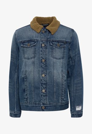 Veste en jean avec un lavage bleu, col en sherpa marron, fermeture à boutons-pression sur le devant, deux poches poitrine et poches latérales. Présente des détails de couture visibles.