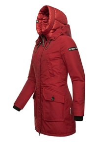 Piros szigetelt parka kapucnival, két elülső zsebbel, fekete kötött mandzsettákkal és cipzáros zárással. Simább külső anyag minimális dizájn részletekkel.