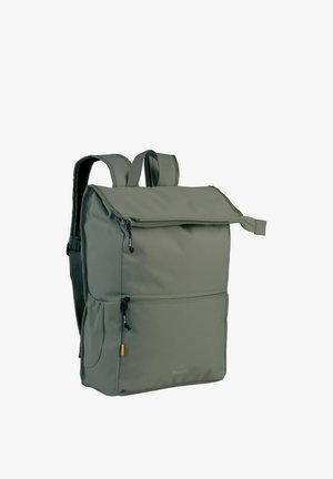 Sac à dos vert avec rabat supérieur, poche zippée avant, poche latérale en mesh, bretelles réglables et poignée en tissu.