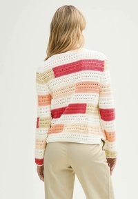 Häkelpullover mit mehrfarbigen Streifen in Rosa, Orange, Beige und Weiß, mit einem strukturierten offenen Gewebe und gerippten Bündchen.