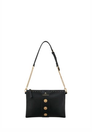 Borsa a tracolla in pelle nera con tracolla a catena dorata, tre grandi bottoni decorativi dorati e logo "L'ATELIER DU SAC" sul davanti.