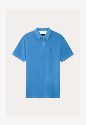 Sininen polo-paita, joka on valmistettu pehmeästä puuvillasta. Paita sisältää napitettavan kauluksen, lyhyet hihat ja pienen brodeeratun logon vasemmassa rinnassa.