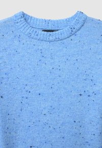 Pull bleu clair avec un col rond à côtes. Fabriqué en tissu texturé avec des touches de bleu foncé et de noir.