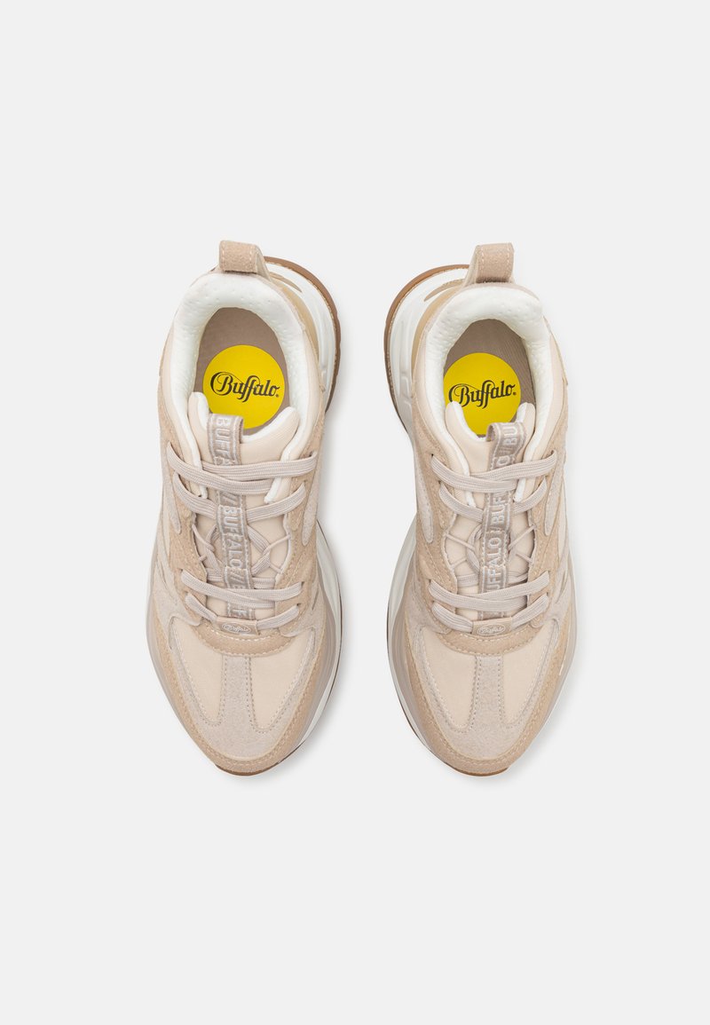 Sneaker beige con una combinazione di materiali scamosciati e in rete. Design arrotondato con etichette logo, colletto imbottito e soletti gialli.