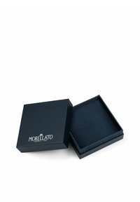 Scatola per gioielli nera testurizzata con coperchio, dotata di un logo argentato. L'interno è non foderato, rivelando uno spazio semplice e aperto.