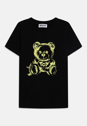 Schwarzes kurzärmliges T-Shirt mit einer gelb umrandeten Teddybär-Grafik, die ein Schild mit der Aufschrift "TOY," hält, und dem Wort "Moschino" daneben.