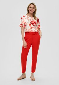 s.Oliver BLACK LABEL MIT SCHMAL ZULAUFENDEM BEIN - Pantalon de costume - preiselbeere