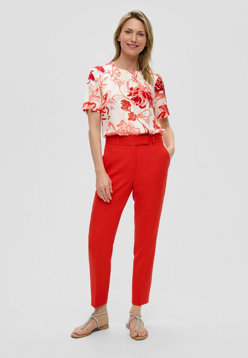 s.Oliver BLACK LABEL MIT SCHMAL ZULAUFENDEM BEIN - Pantalon de costume - preiselbeere