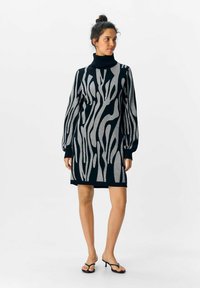 Object OBJRAY ROLL NECK - Abito in maglia - black