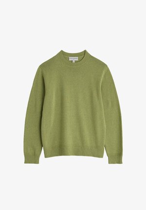 Pulover verde tricotat, cu decolteu rotund și manșete și margine ribbate. Textura este moale și fină, potrivită pentru suprapunere.