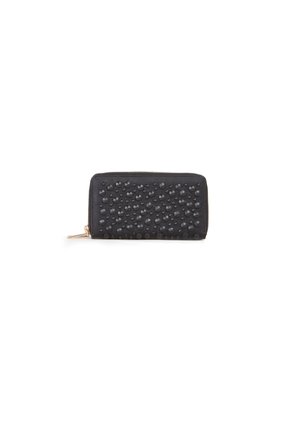 Portefeuille noir avec une surface texturée couverte de clous de différentes formes, équipé d'une fermeture éclair et d'un tirette en métal doré.