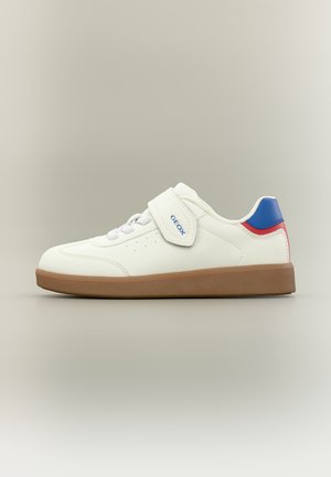 Λευκό χαμηλό sneaker με καφέ σόλα, μπλε και κόκκινες πινελιές στη φτέρνα, λευκά κορδόνια και ιμάντα με αυτοκόλλητο με την ένδειξη "GEOX" σε ουδέτερο φόντο.