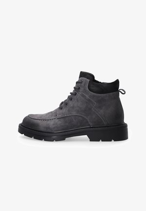 Bottes de cheville en cuir gris avec une texture lisse, bout rond, devant à lacets et accents noirs sur le col et le talon. Semelle en caoutchouc durable.