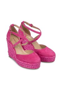 Le scarpe con tacco a cuneo in suede rosa presentano cinturini incrociati e una suola in juta intrecciata. Il design include una punta tonda e un tacco piatto per maggiore stabilità.