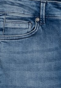 Jeans in denim azzurro chiaro con una texture liscia, design a cinque tasche, dettagli con rivetti metallici e cuciture visibili.