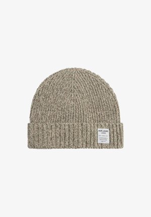 Gorro de punto gris con un puño acanalado, hecho de hilo texturizado, que presenta un parche con el logo blanco en la parte delantera.
