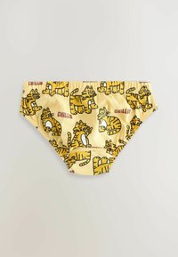 Sous-vêtements en tissu jaune avec des chats tigrés orange de dessins animés dans différentes poses et le mot "CHILLIN" imprimé sur le motif.