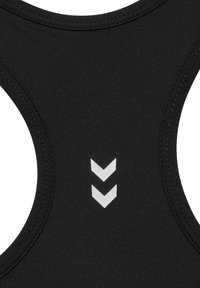 Czarny sportowy tank top z dwoma białymi, skierowanymi w dół strzałkami w kształcie szewrona, umieszczonymi na środku górnej części pleców.