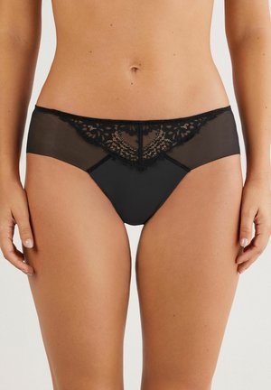 Zwarte slips met kantafwerking, met een gladde voorkant en doorzichtige mesh-details, en bloemenkantaccents op de tailleband en zijkanten.