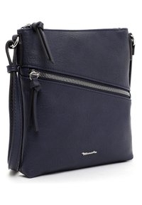 Marineblaue Leder-Crossbody-Tasche mit strukturierter Oberfläche, ausgestattet mit einer vorderen Reißverschlusstasche, silberfarbenen Beschlägen und einem abnehmbaren Riemen.
