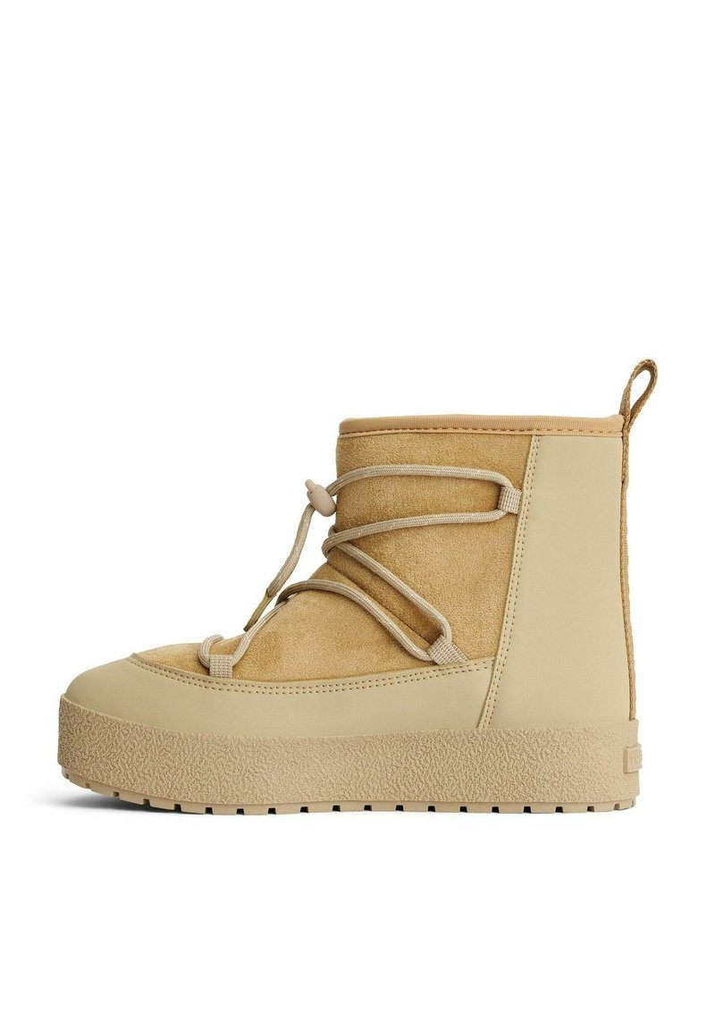 Beige ruskind og gummi ankelstøvle med en tekstureret sål, front snørelukning og en løkke ved hælen for nem påtagning.